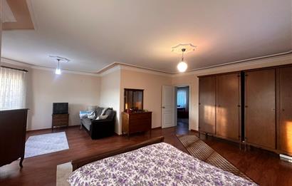 GÖLBAŞINDA SATILIK GENİŞ BAHÇELİ VİLLA