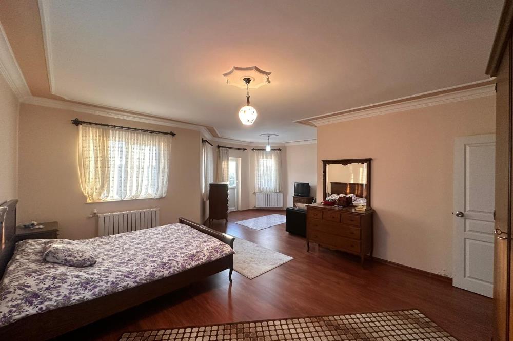 GÖLBAŞINDA SATILIK GENİŞ BAHÇELİ VİLLA