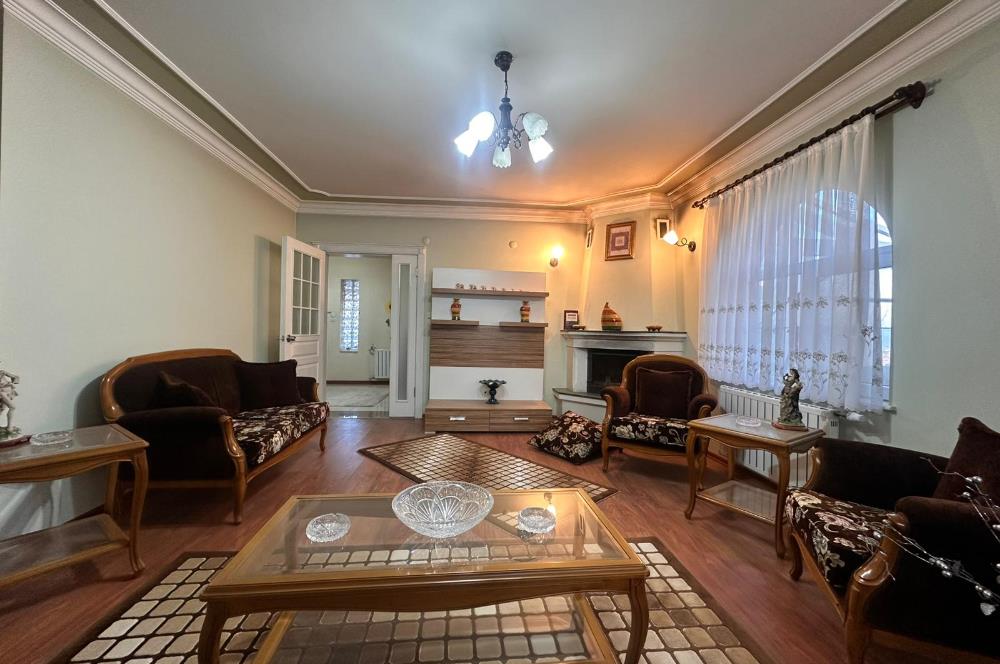 GÖLBAŞINDA SATILIK GENİŞ BAHÇELİ VİLLA