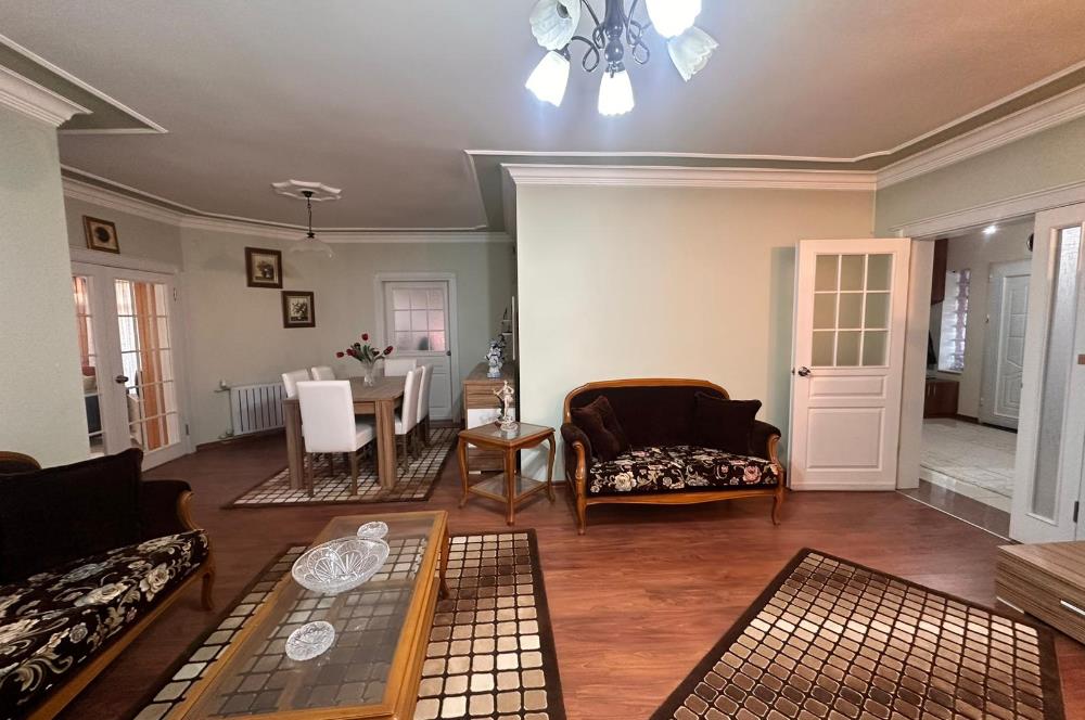 GÖLBAŞINDA SATILIK GENİŞ BAHÇELİ VİLLA