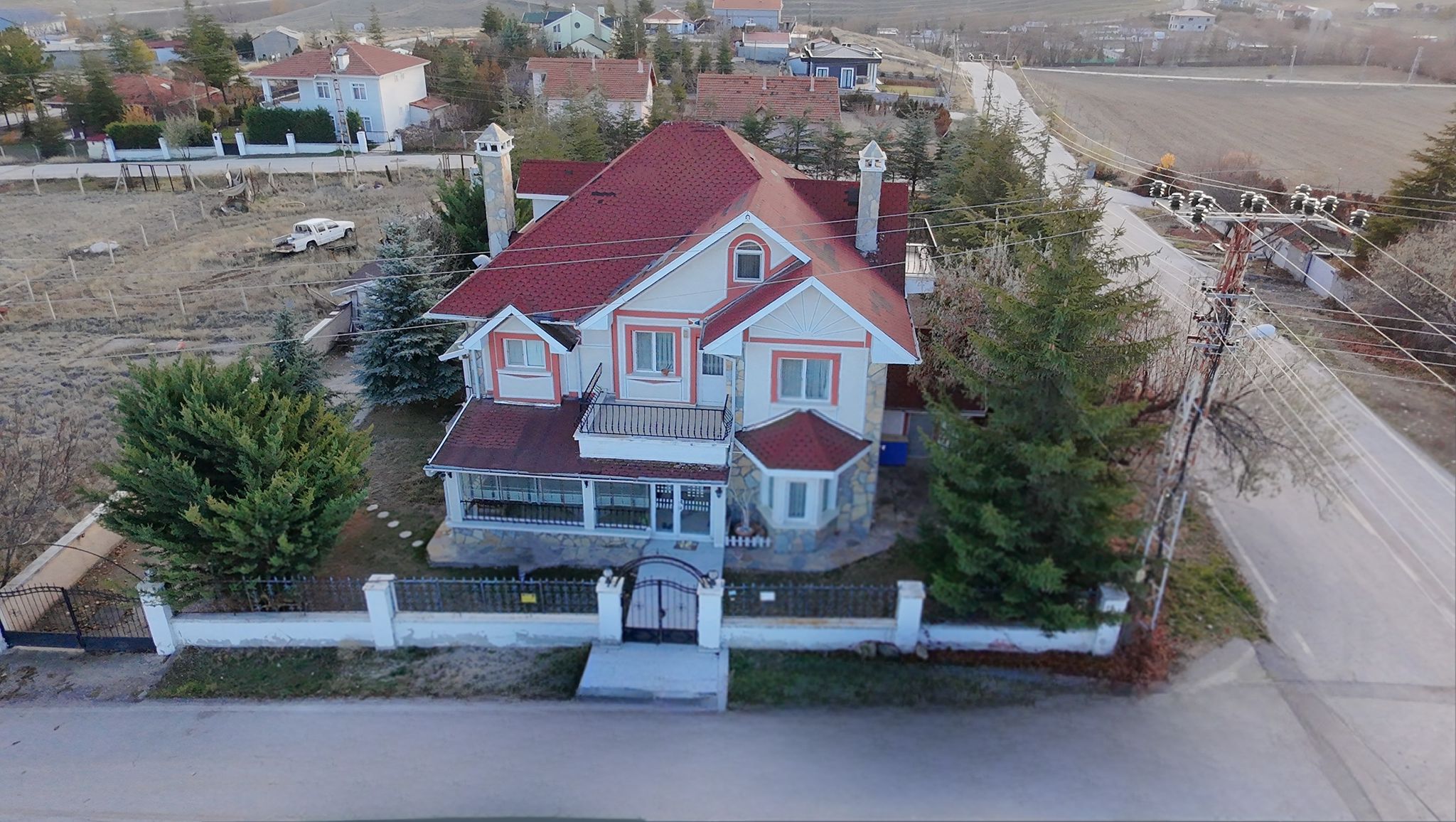 GÖLBAŞINDA SATILIK GENİŞ BAHÇELİ VİLLA