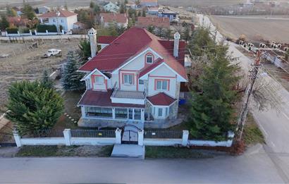 GÖLBAŞINDA SATILIK GENİŞ BAHÇELİ VİLLA