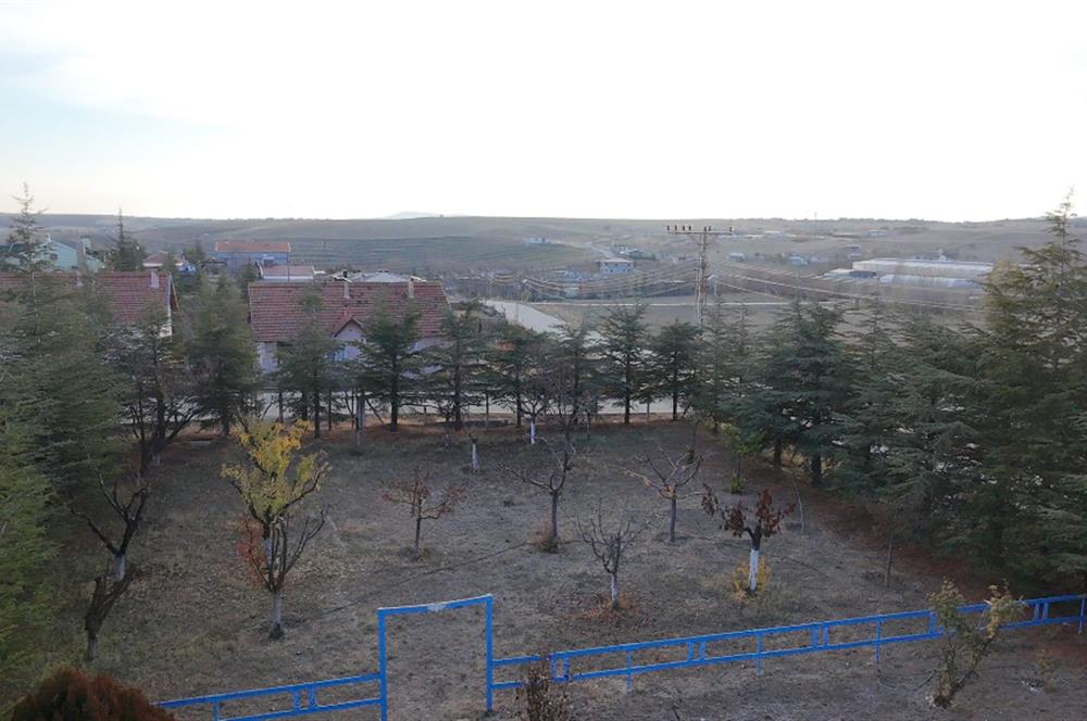 GÖLBAŞINDA SATILIK GENİŞ BAHÇELİ VİLLA