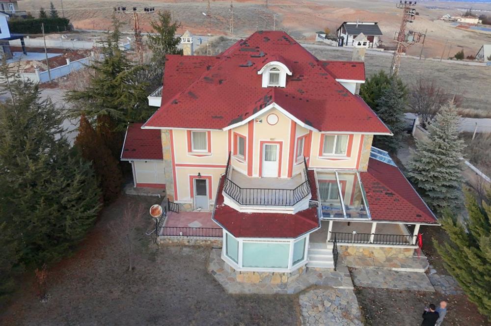 GÖLBAŞINDA SATILIK GENİŞ BAHÇELİ VİLLA