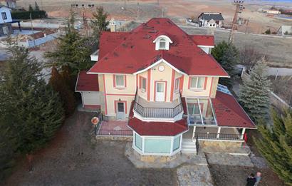 GÖLBAŞINDA SATILIK GENİŞ BAHÇELİ VİLLA