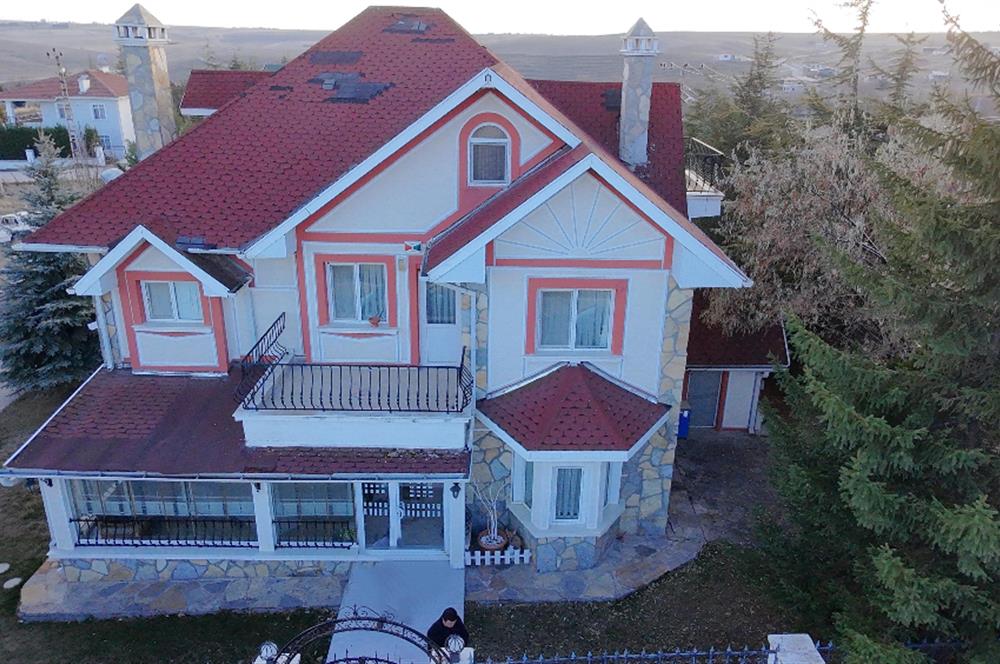 GÖLBAŞINDA SATILIK GENİŞ BAHÇELİ VİLLA