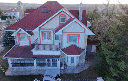 GÖLBAŞINDA SATILIK GENİŞ BAHÇELİ VİLLA