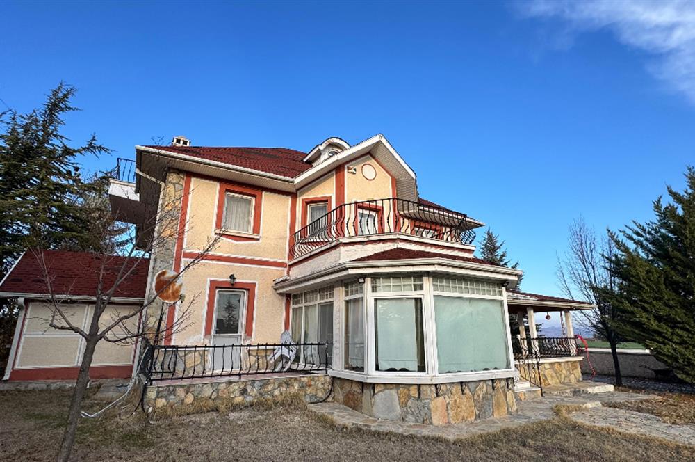 GÖLBAŞINDA SATILIK GENİŞ BAHÇELİ VİLLA