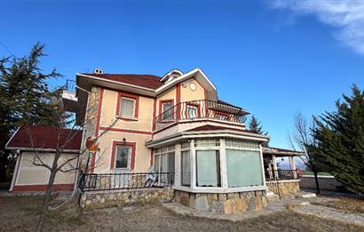 GÖLBAŞINDA SATILIK GENİŞ BAHÇELİ VİLLA