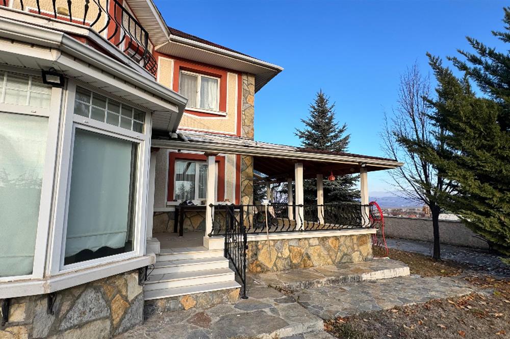 GÖLBAŞINDA SATILIK GENİŞ BAHÇELİ VİLLA