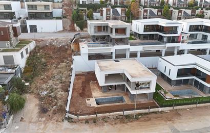 Şirinköy'de Satılık Lüks Havuzlu Villa Bahçeşehir Koleji Yanında