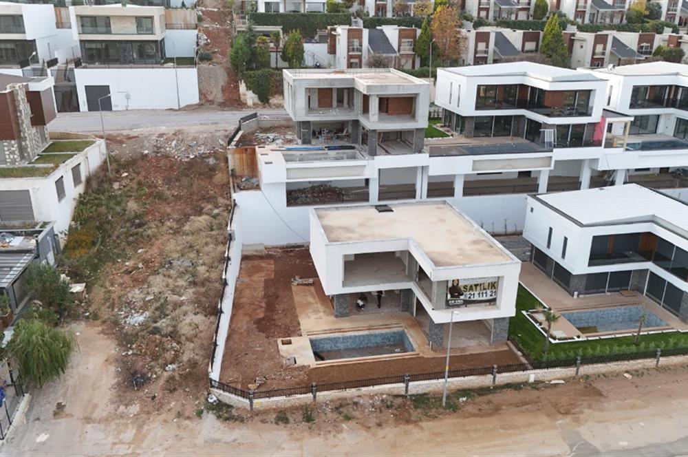 Şirinköy'de Satılık Lüks Havuzlu Villa Bahçeşehir Koleji Yanında
