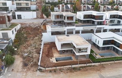 Şirinköy'de Satılık Lüks Havuzlu Villa Bahçeşehir Koleji Yanında