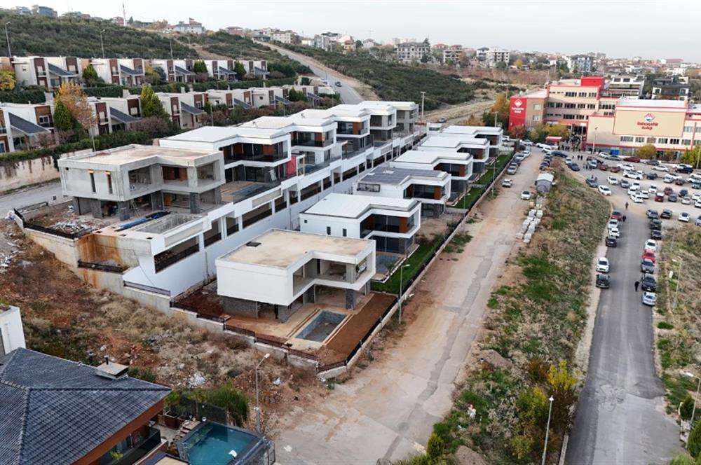 Şirinköy'de Satılık Lüks Havuzlu Villa Bahçeşehir Koleji Yanında