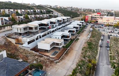 Şirinköy'de Satılık Lüks Havuzlu Villa Bahçeşehir Koleji Yanında