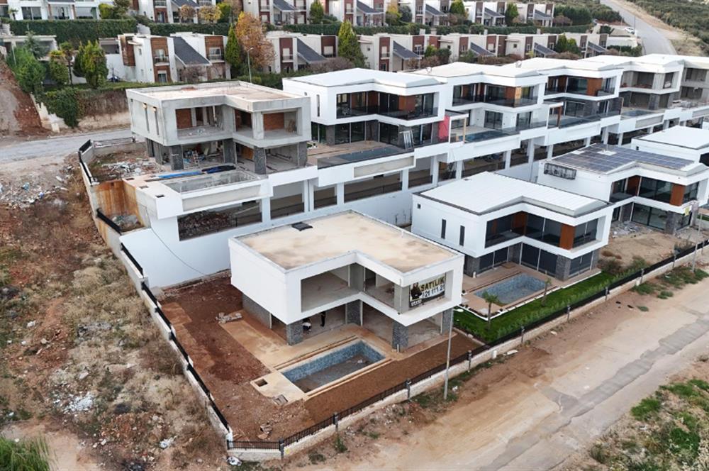 Şirinköy'de Satılık Lüks Havuzlu Villa Bahçeşehir Koleji Yanında