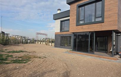 BAĞLICA ZİRVE CADDESİ, UMDE SİTESİNDE SATILIK 5+1 KÖŞE VİLLA