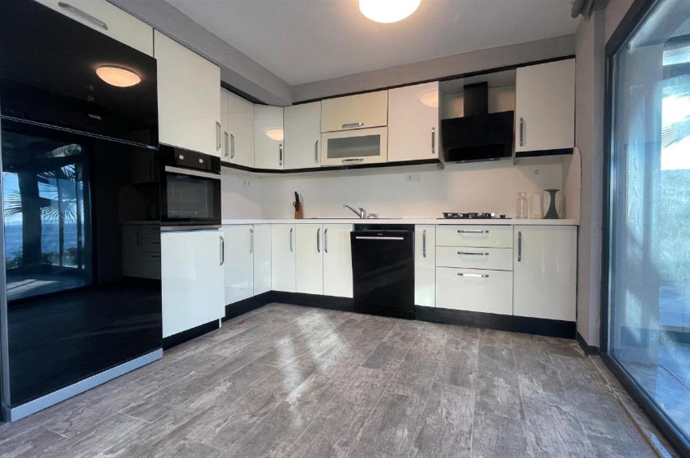 4+1 200 m2 , Panoramik Deniz Manzaralı ve Plajlı