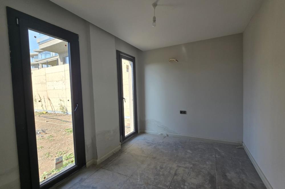 ADABÜKÜ'NDE SİTE İÇERİSİNDE SATILIK BAHÇELİ GÖL MANZARALI DAİRE