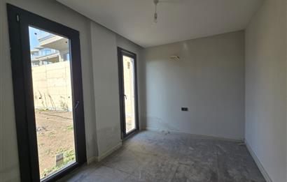 ADABÜKÜ'NDE SİTE İÇERİSİNDE SATILIK BAHÇELİ GÖL MANZARALI DAİRE