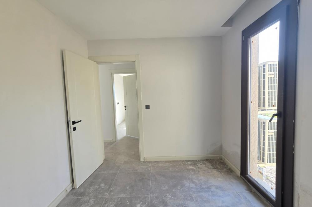 ADABÜKÜ'NDE SİTE İÇERİSİNDE SATILIK BAHÇELİ GÖL MANZARALI DAİRE