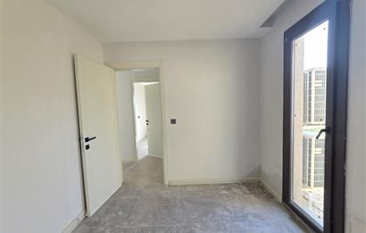 ADABÜKÜ'NDE SİTE İÇERİSİNDE SATILIK BAHÇELİ GÖL MANZARALI DAİRE