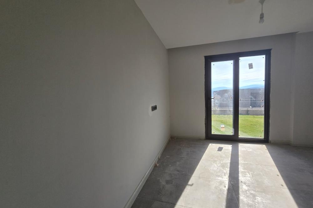 ADABÜKÜ'NDE SİTE İÇERİSİNDE SATILIK BAHÇELİ GÖL MANZARALI DAİRE