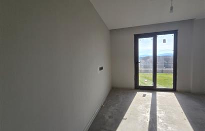 ADABÜKÜ'NDE SİTE İÇERİSİNDE SATILIK BAHÇELİ GÖL MANZARALI DAİRE