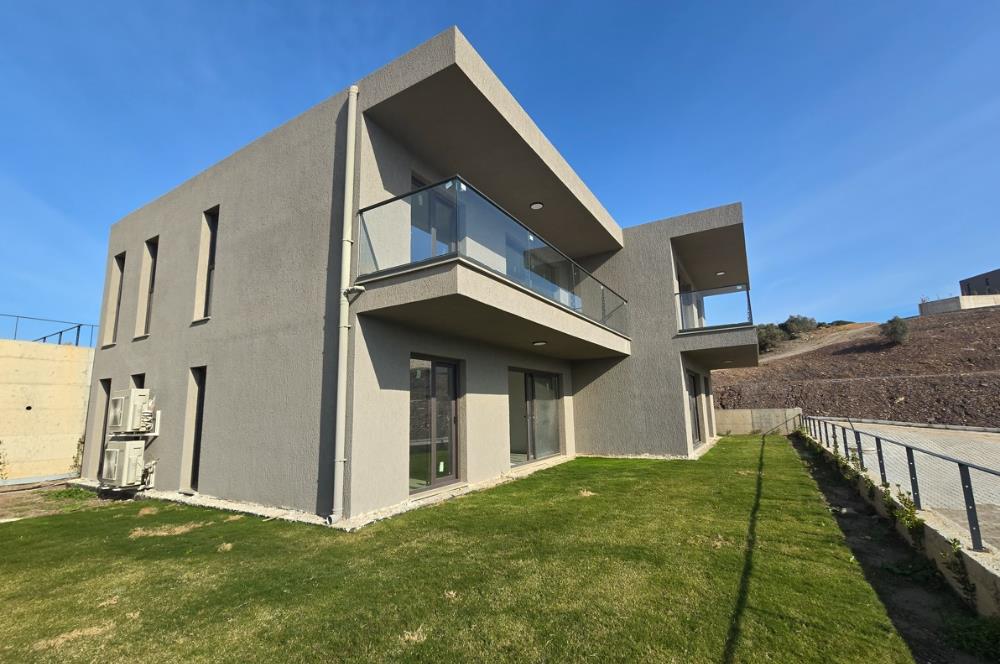 ADABÜKÜ'NDE SİTE İÇERİSİNDE SATILIK BAHÇELİ GÖL MANZARALI DAİRE