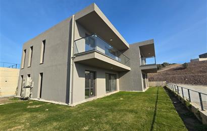 ADABÜKÜ'NDE SİTE İÇERİSİNDE SATILIK BAHÇELİ GÖL MANZARALI DAİRE