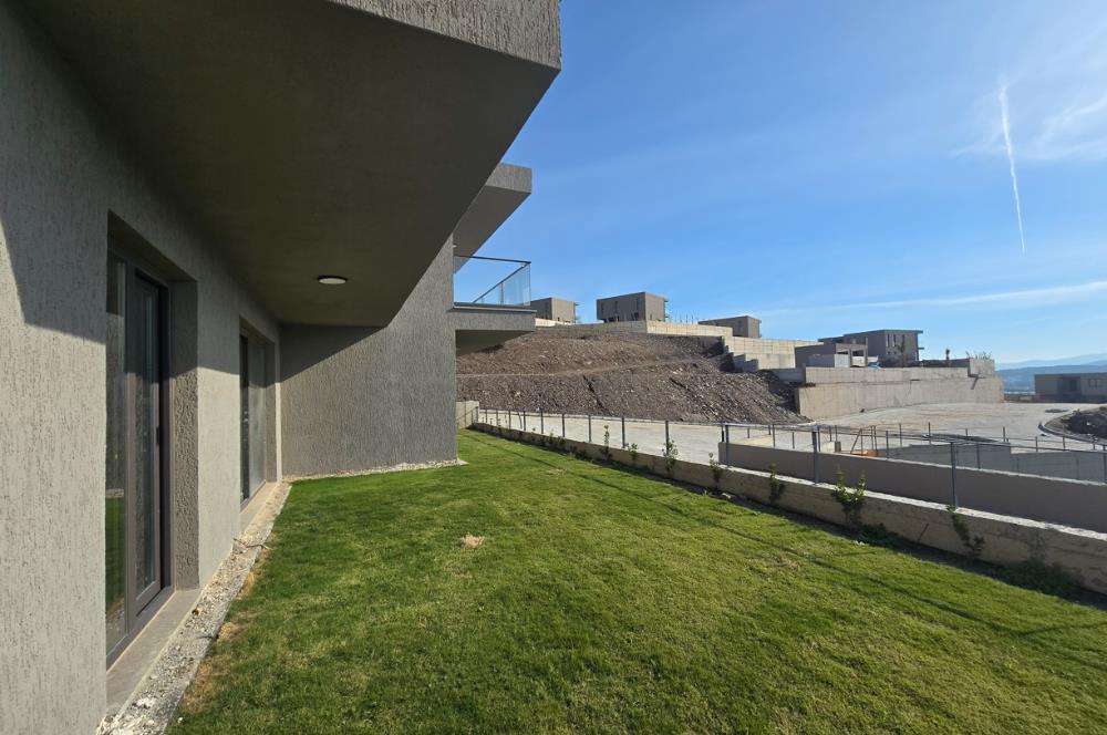 ADABÜKÜ'NDE SİTE İÇERİSİNDE SATILIK BAHÇELİ GÖL MANZARALI DAİRE