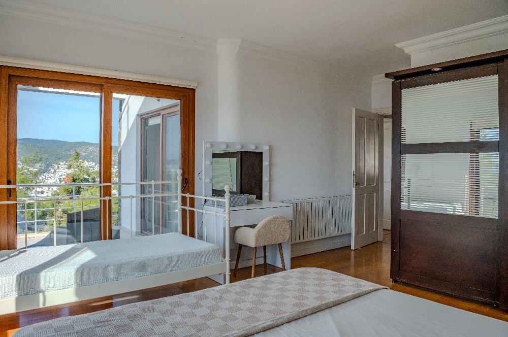 Bodrum Kumbahçe Kale ve Deniz Manzaralı Satılık Müstakil Villa