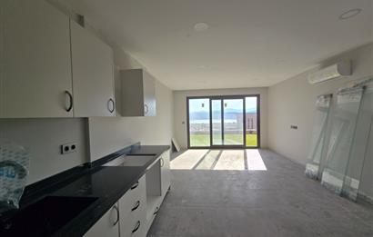 ADABÜKÜ'NDE SİTE İÇERİSİNDE SATILIK BAHÇELİ GÖL MANZARALI DAİRE