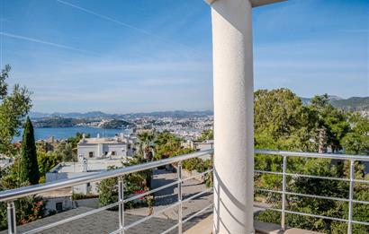 Bodrum Kumbahçe Kale ve Deniz Manzaralı Satılık Müstakil Villa