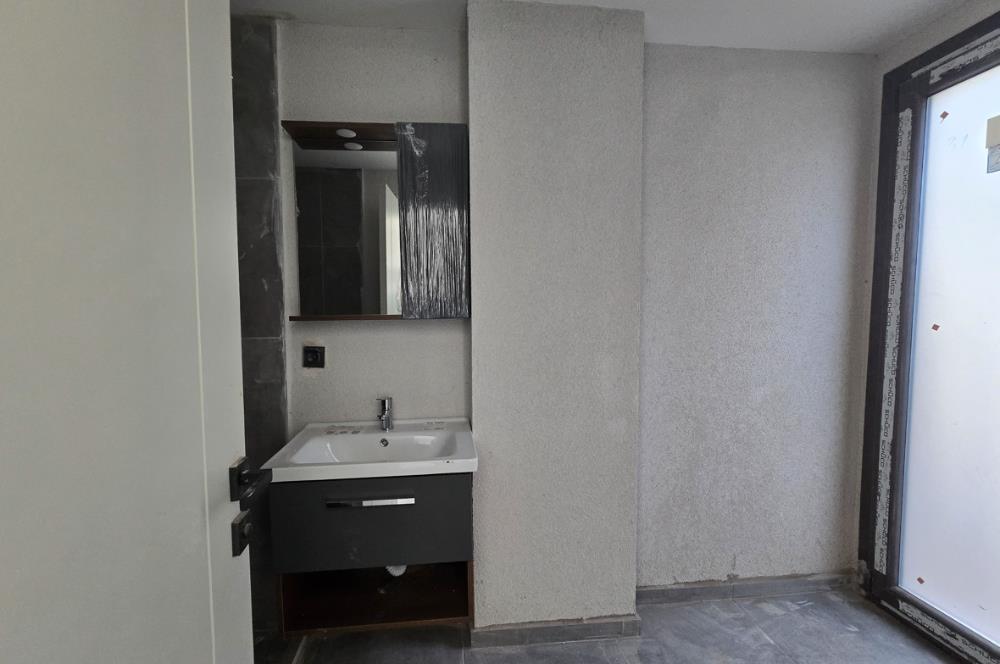 ADABÜKÜ'NDE SİTE İÇERİSİNDE SATILIK BAHÇELİ GÖL MANZARALI DAİRE