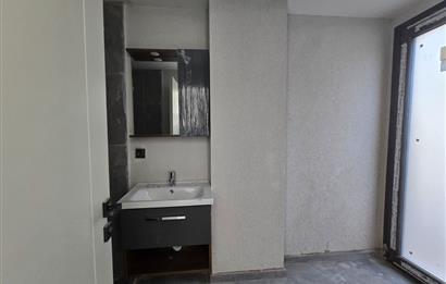 ADABÜKÜ'NDE SİTE İÇERİSİNDE SATILIK BAHÇELİ GÖL MANZARALI DAİRE