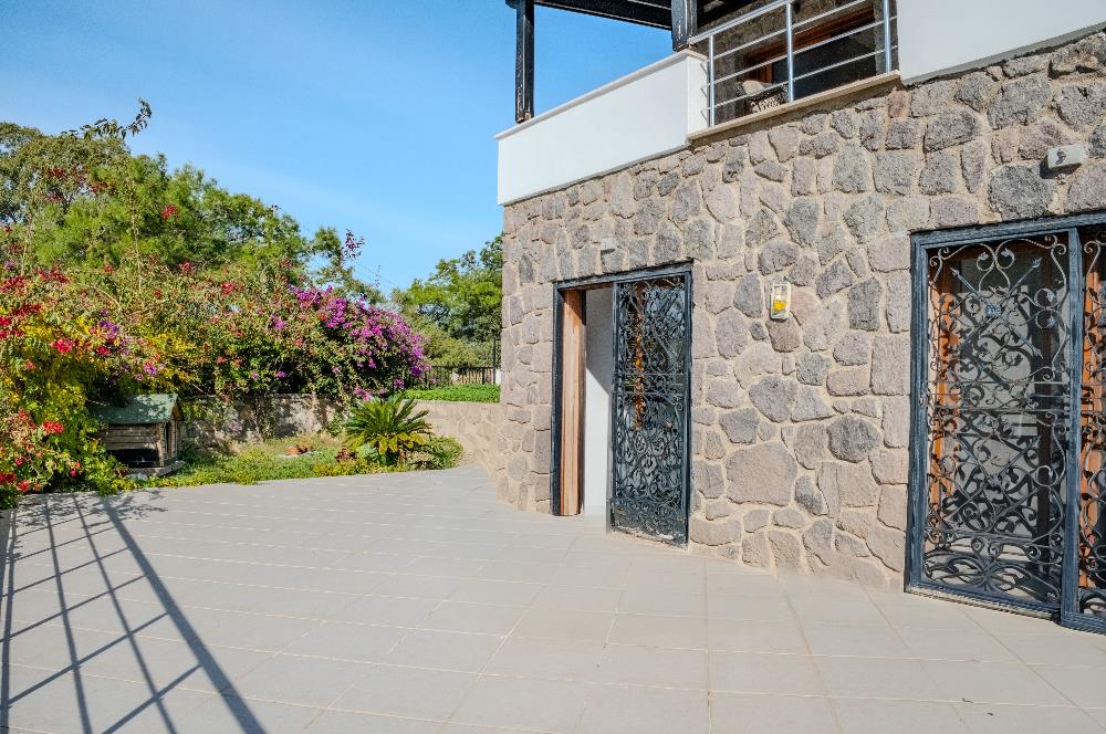 Bodrum Kumbahçe Kale ve Deniz Manzaralı Satılık Müstakil Villa