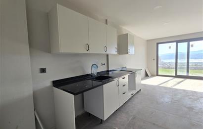 ADABÜKÜ'NDE SİTE İÇERİSİNDE SATILIK BAHÇELİ GÖL MANZARALI DAİRE