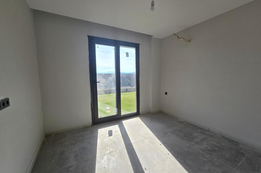 ADABÜKÜ'NDE SİTE İÇERİSİNDE SATILIK BAHÇELİ GÖL MANZARALI DAİRE