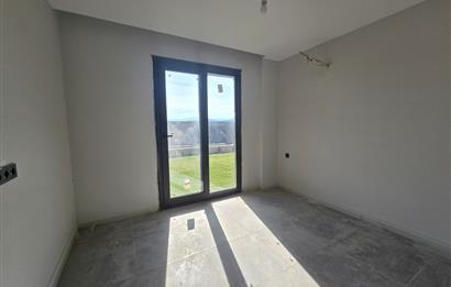 ADABÜKÜ'NDE SİTE İÇERİSİNDE SATILIK BAHÇELİ GÖL MANZARALI DAİRE