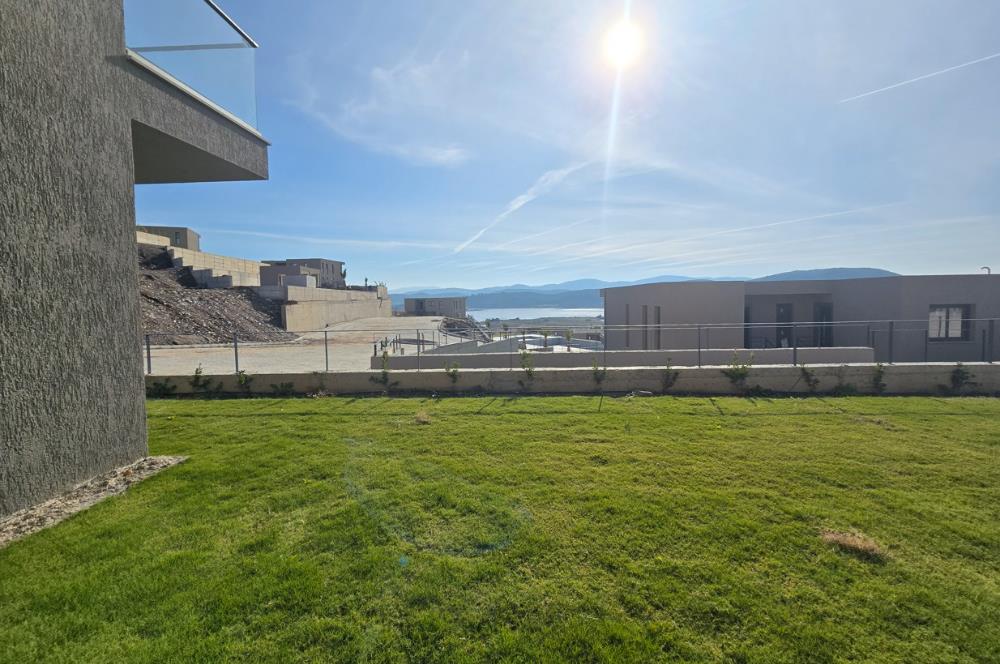 ADABÜKÜ'NDE SİTE İÇERİSİNDE SATILIK BAHÇELİ GÖL MANZARALI DAİRE