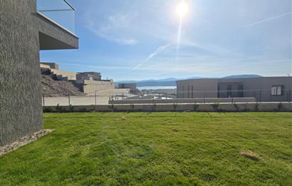 ADABÜKÜ'NDE SİTE İÇERİSİNDE SATILIK BAHÇELİ GÖL MANZARALI DAİRE