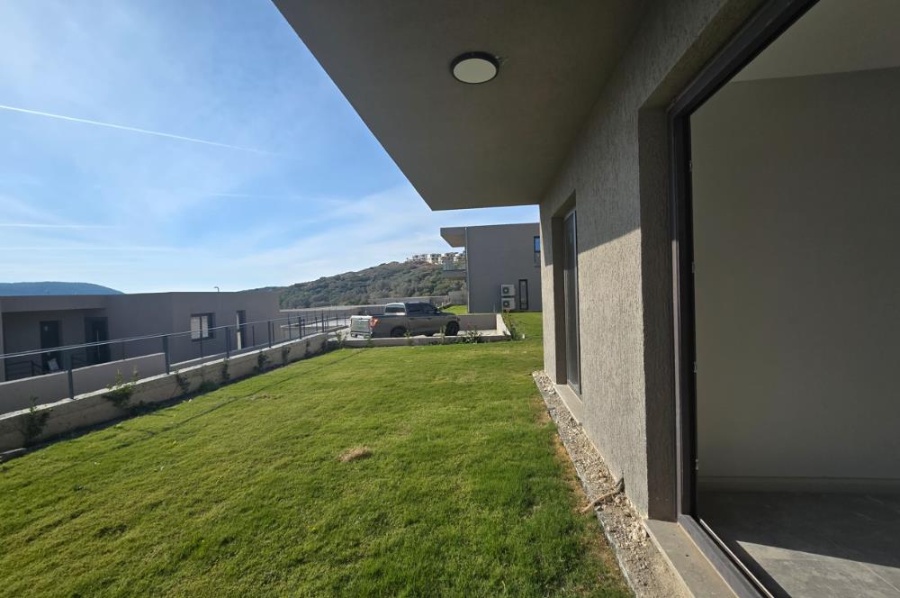 ADABÜKÜ'NDE SİTE İÇERİSİNDE SATILIK BAHÇELİ GÖL MANZARALI DAİRE