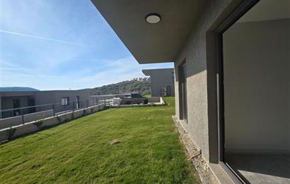 ADABÜKÜ'NDE SİTE İÇERİSİNDE SATILIK BAHÇELİ GÖL MANZARALI DAİRE