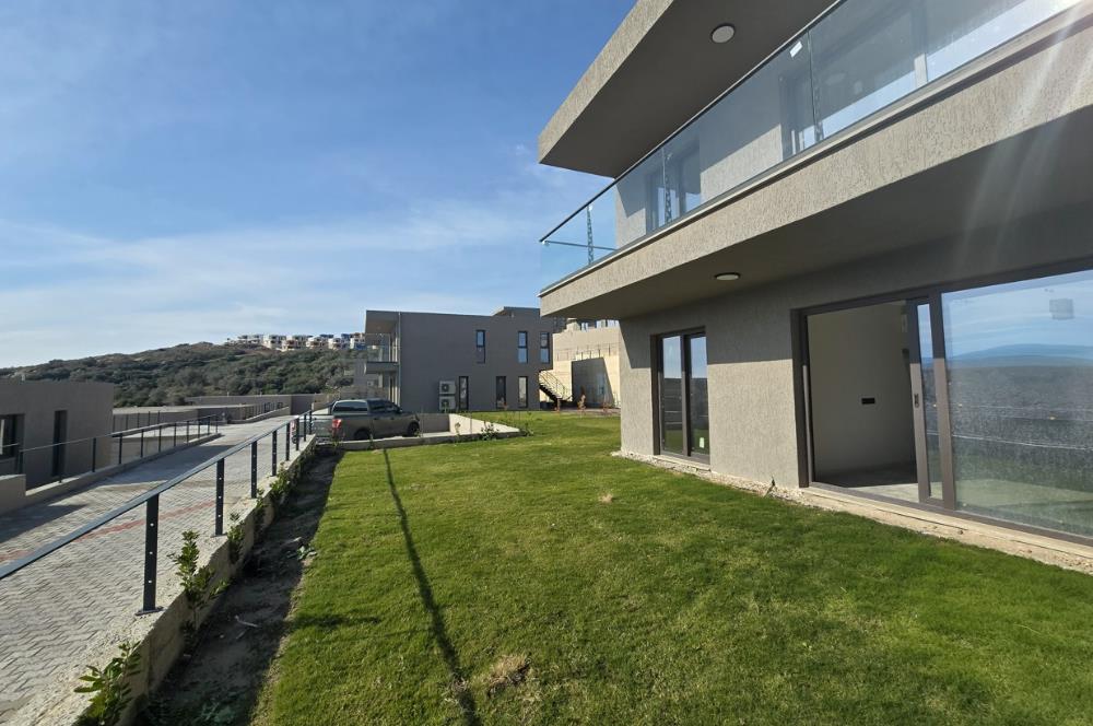 ADABÜKÜ'NDE SİTE İÇERİSİNDE SATILIK BAHÇELİ GÖL MANZARALI DAİRE