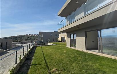 ADABÜKÜ'NDE SİTE İÇERİSİNDE SATILIK BAHÇELİ GÖL MANZARALI DAİRE