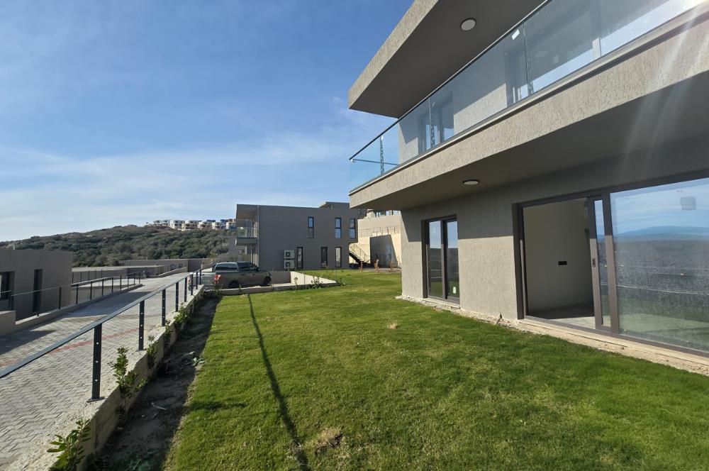 ADABÜKÜ'NDE SİTE İÇERİSİNDE SATILIK BAHÇELİ GÖL MANZARALI DAİRE