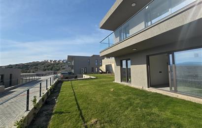 ADABÜKÜ'NDE SİTE İÇERİSİNDE SATILIK BAHÇELİ GÖL MANZARALI DAİRE