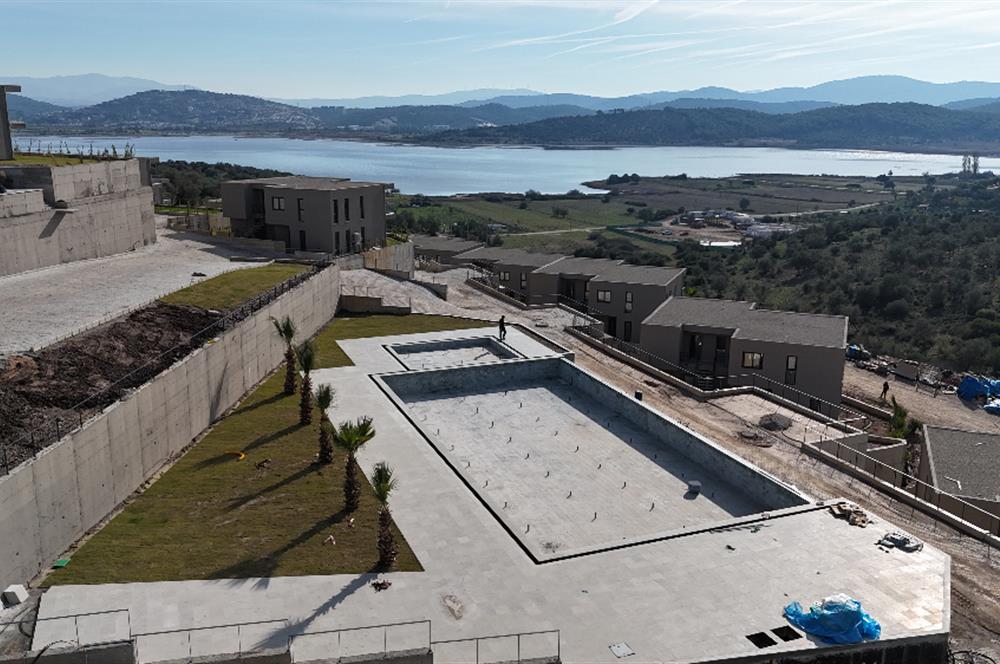 ADABÜKÜ'NDE SİTE İÇERİSİNDE SATILIK BAHÇELİ GÖL MANZARALI DAİRE