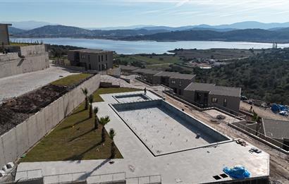 ADABÜKÜ'NDE SİTE İÇERİSİNDE SATILIK BAHÇELİ GÖL MANZARALI DAİRE